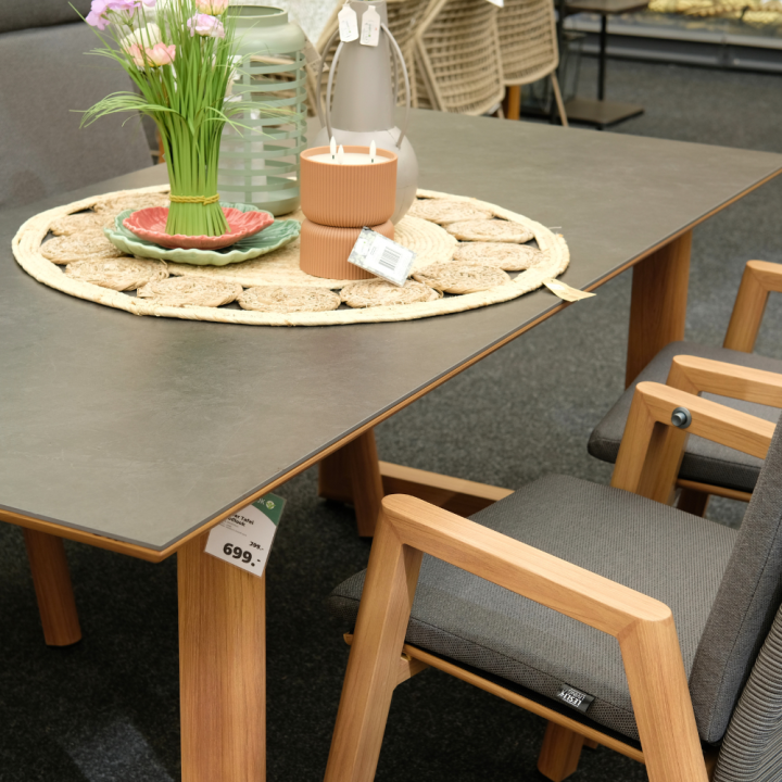 Tuintafel van tuincentrum GroenRijk Beneden Leeuwen!